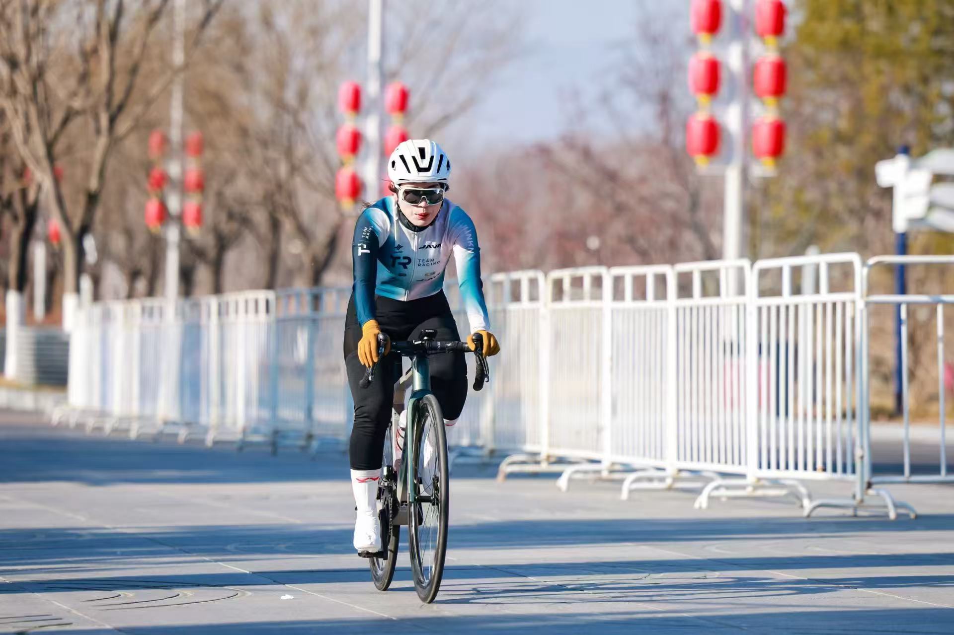 誰(shuí)說(shuō)冬天只能封車(chē)？看他們?nèi)绾稳紕?dòng)冬日！